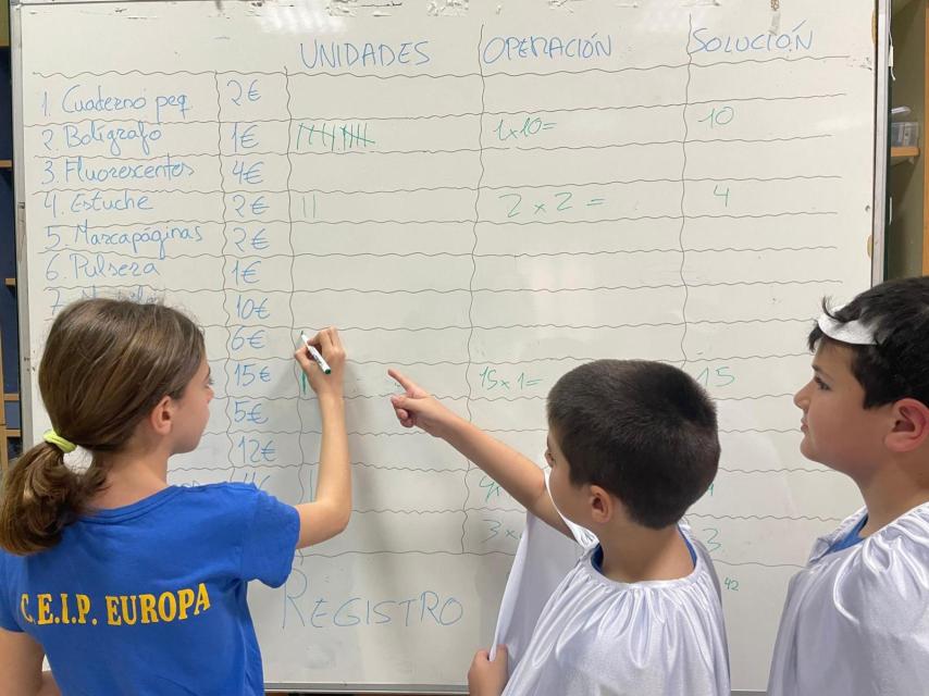 Alumnos del colegio durante la clase de matemáticas