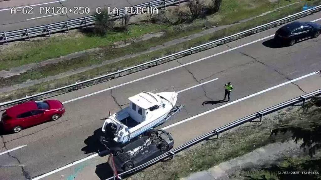 Imagen del barco y el coche volcado tras un accidente en la A-62