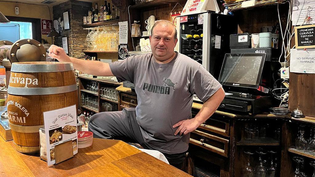 Juanjo al frente de su Cervecería Carpe Diem en La Cistérniga