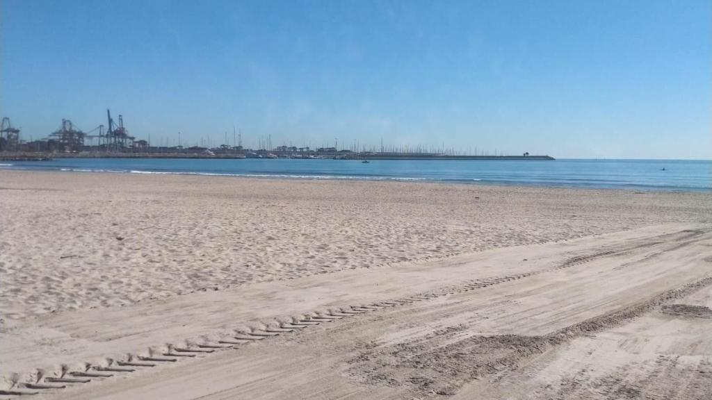 Imagen de las playas del sur, tras ser reabiertas después de la dana. EE