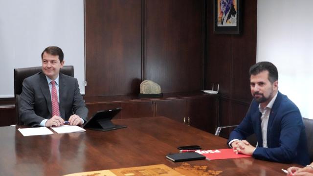El presidente de la Junta, Alfonso Fernández Mañueco, y el portavoz del Grupo Socialista, Luis Tudanca, durante una reunión