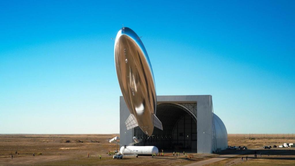 Despegue de una de las plataformas de gran altitud o HAPS de Sceye desde un hangar de Estados Unidos.