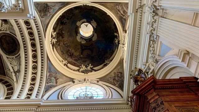 El entorno de la cúpula permanecía vallado este lunes.