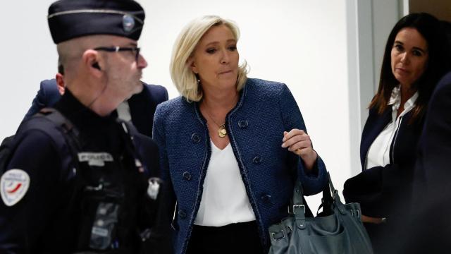 La líder de extrema derecha francesa Marine Le Pen abandona la sala de audiencias tras ser inhabilitada para cargo público.