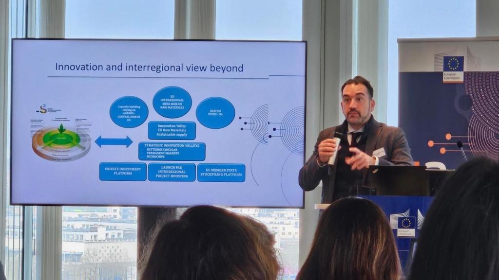 Santiago Cuesta López, del ICAMCyL y el ISMC, durante una conferencia