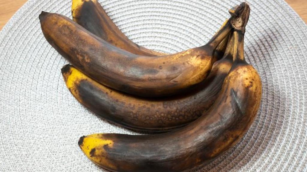 Plátanos maduros con la piel visiblemente oscurecida.