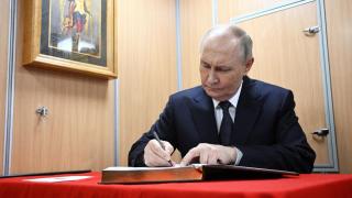 Vladímir Putin firma un libro de visitas antes de entrar en un submarino de propulsión nuclear en Múrmansk.