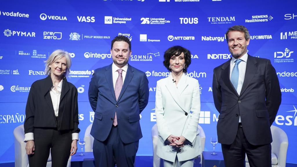 De izquierda a derecha Covadonga Toca Carús, directora general del Instituto Galego de Promoción Económica; Arturo Criado, subdirector de EL ESPAÑOL-Invertia; Almudena López del Pozo, CEO de Pymar, y Eduardo Currás Don Pablos, director general adjunto y director de Empresas de Banco Sabadell, en la mesa redonda de la primera jornada del Wake Up, Spain 2025!