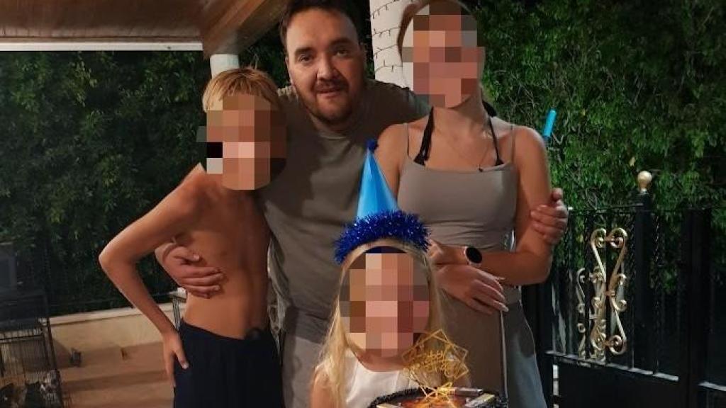 Gregory, en una fiesta de cumpleaños, junto a sus tres hijos.