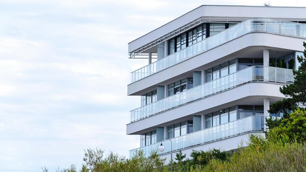 Una urbanización de pisos en la costa.