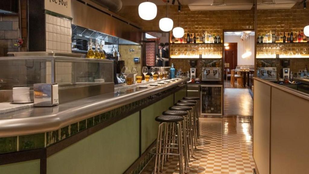 La casa de comidas actualizada que rinde homenaje al recetario catalán: con cocina ininterrumpida y vinos naturales