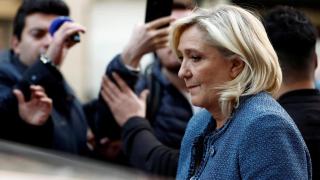 La líder de la extrema derecha francesa Marine Le Pen, a su salida de la sede de Agrupación Nacional horas después de ser condenada.