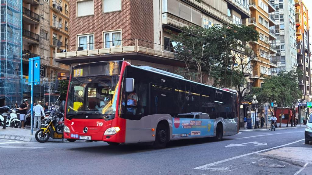 Uno de los autobuses urbanos de Alicante, este lunes a su paso por la Rambla.
