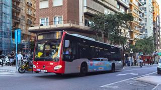 Uno de los autobuses urbanos de Alicante, este lunes a su paso por la Rambla.