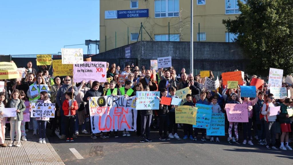 Cerca de 200 personas se concentran en Cerceda (A Coruña) demandando la reforma del colegio O Cruce