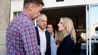 La vicepresidenta segunda del Gobierno, Yolanda Díaz, se reúne con el alcalde de Villablino, Mario Rivas