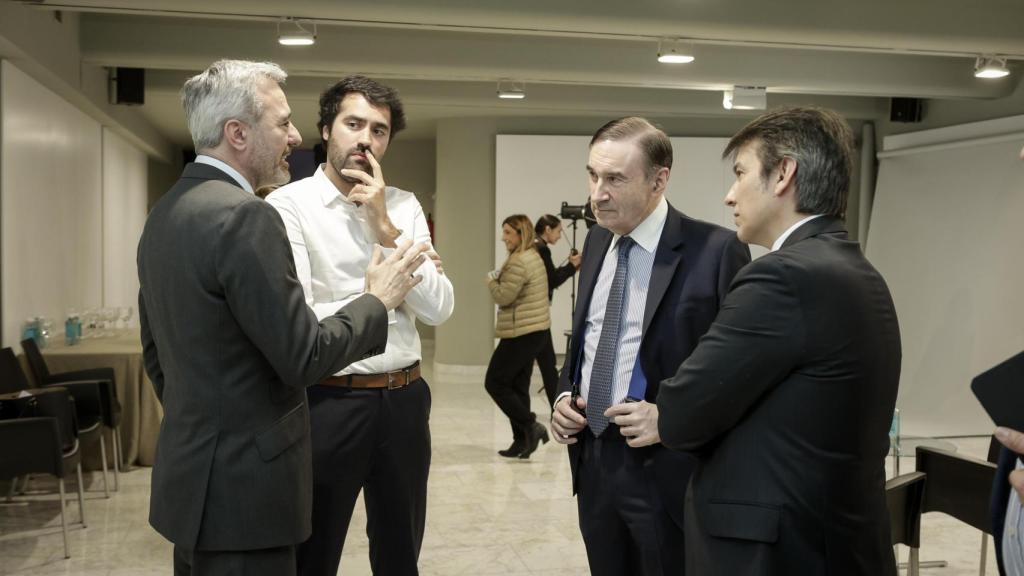 El presidente de Aragón, Jorge Azcón, este lunes con el director de EL ESPAÑOL, Pedro J. Ramírez, y el consejero delegado de EL ESPAÑOL DE ARAGÓN, Antonio Ortego.