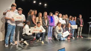 Los ganadores reciben sus premios.