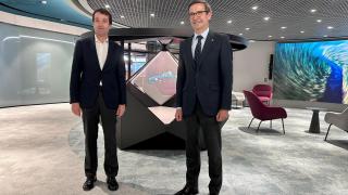 Ángel Escribano, presidente ejecutivo de Indra, y Jorge Paradela, consejero de Industria, Energía y Minas de la Junta de Andalucía.