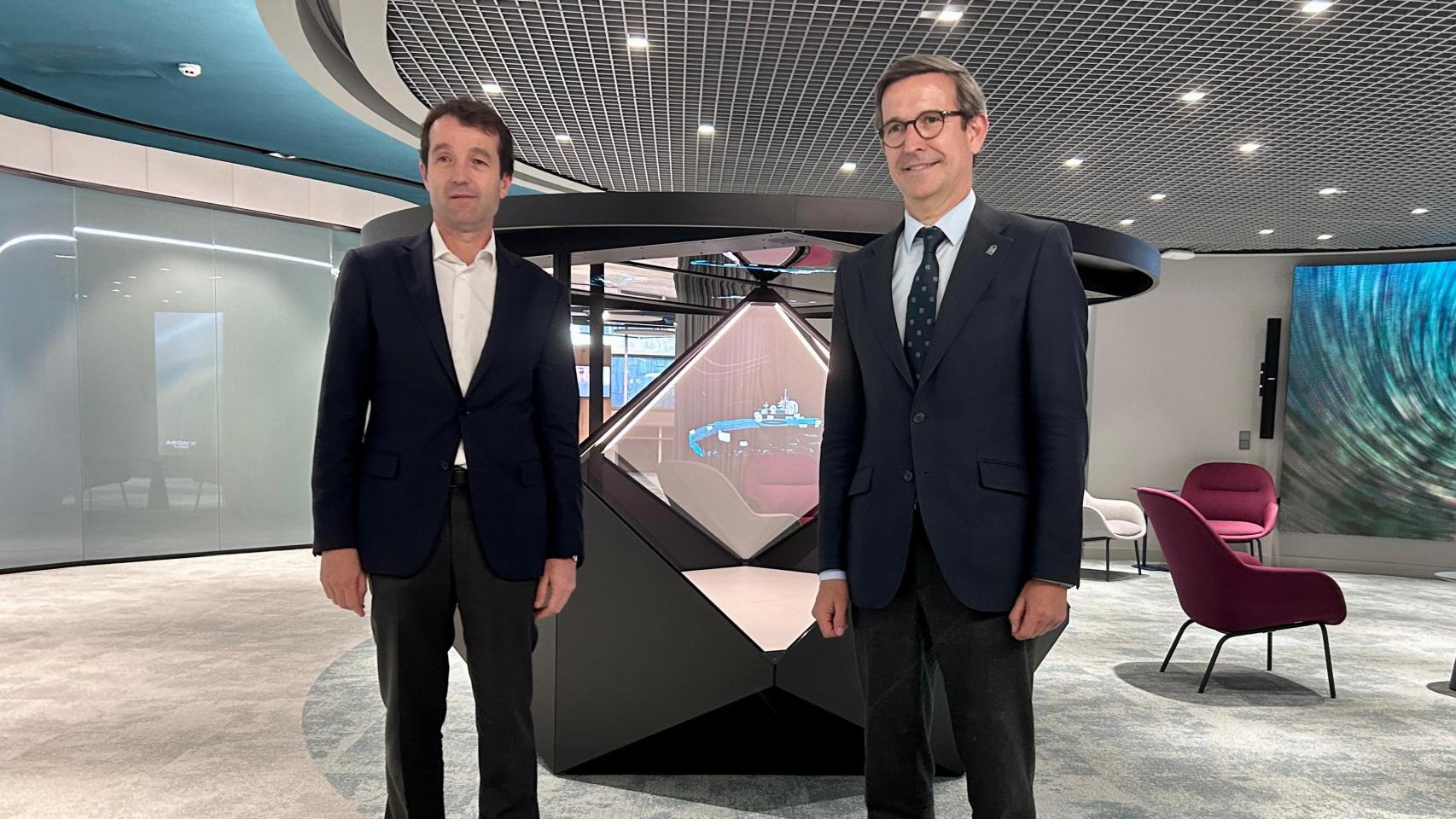 Ángel Escribano, presidente ejecutivo de Indra, y Jorge Paradela, consejero de Industria, Energía y Minas de la Junta de Andalucía.