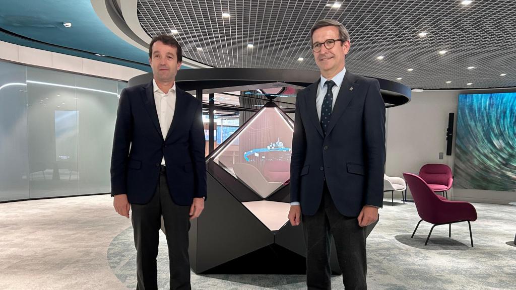 Ángel Escribano, presidente ejecutivo de Indra, y Jorge Paradela, consejero de Industria, Energía y Minas de la Junta de Andalucía.