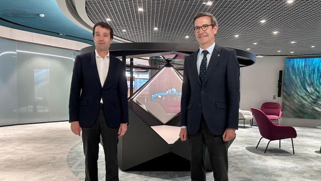 Ángel Escribano, presidente ejecutivo de Indra, y Jorge Paradela, consejero de Industria, Energía y Minas de la Junta de Andalucía.