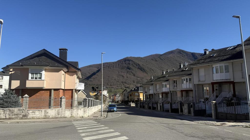 Horas después del suceso, las calles de Villablino permanecían vacías pero las conversaciones sólo tenían un protagonista.