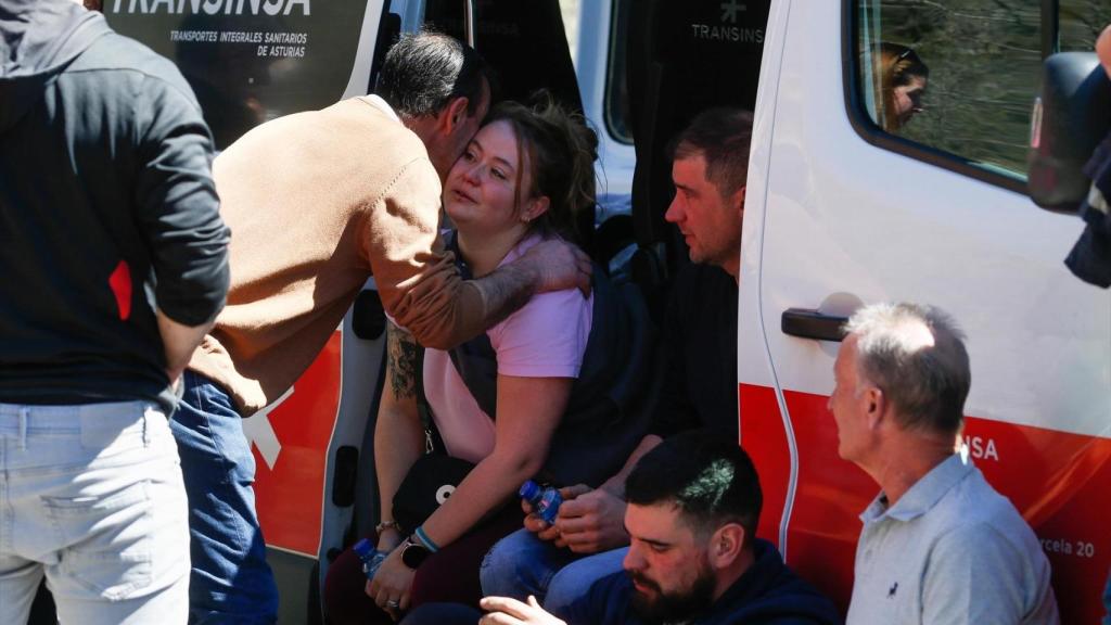 Jenny, viuda de Jorge C., tras ser consolada por otro familiar presente.