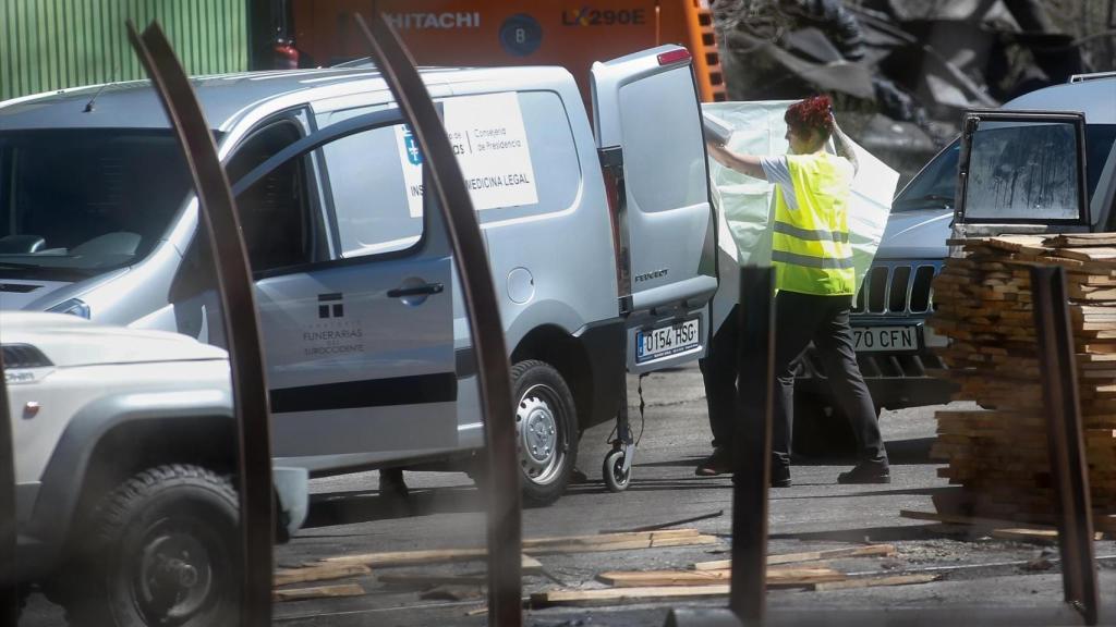 Efectivos de emergencias durante las labores de búsqueda de las víctimas del accidente en la mina de Cerredo.