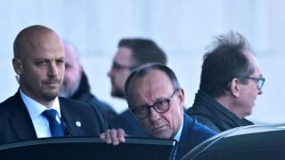 El canciller en funciones de Alemania y líder del partido Unión Cristianodemócrata (CDU) Friedrich Merz sale tras la reunión, después de que funcionarios de los partidos conservadores alemanes y del centro-izquierda SPD reanudaran las conversaciones exploratorias sobre la formación de una coalición en la Cancillería en Berlín, Alemania 5 de marzo de 2025.