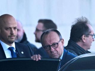 El canciller en funciones de Alemania y líder del partido Unión Cristianodemócrata (CDU) Friedrich Merz sale tras la reunión, después de que funcionarios de los partidos conservadores alemanes y del centro-izquierda SPD reanudaran las conversaciones exploratorias sobre la formación de una coalición en la Cancillería en Berlín, Alemania 5 de marzo de 2025.