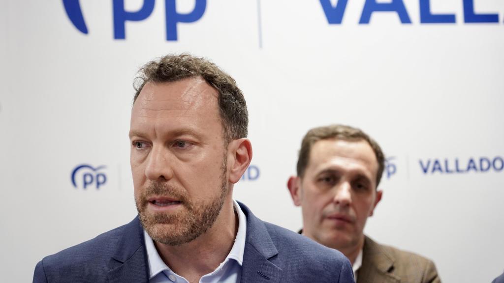 El presidente del PP de Valladolid, Conrado Íscar, y el diputado Héctor Palencia, portavoz en la Comisión de Transportes del Congreso