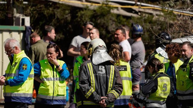 Bomberos trabajan tras una explosión en una mina de Cerredo este lunes.