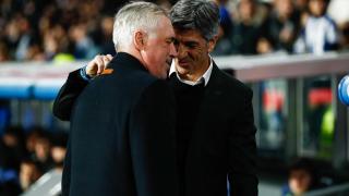 Carlo Ancelotti y Imanol Aguacil se saludan antes del partido de semifinales de ida