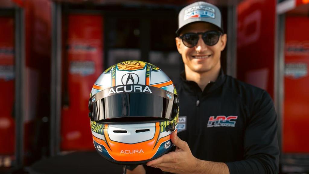 Alex Palou con su casco para disputar el IMSA