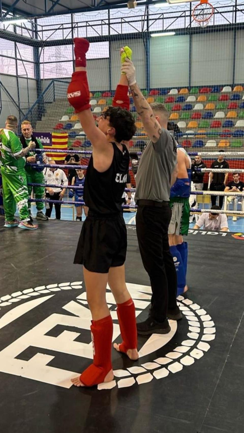 Juan Carlos Ruiz Mullor tras proclamarse Campeón de España juvenil de Muay Thai en el polideportivo 'La Dehesa' en Alovera (Guadalajara)