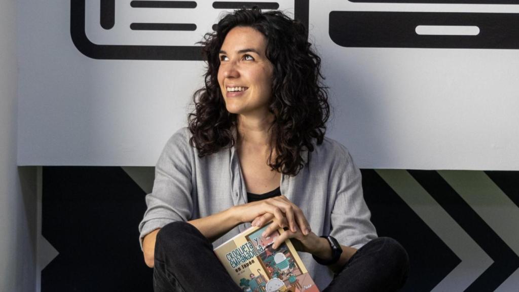 Ana Oncina con su último libro publicado Croqueta y Empanadilla en Japón (2024).