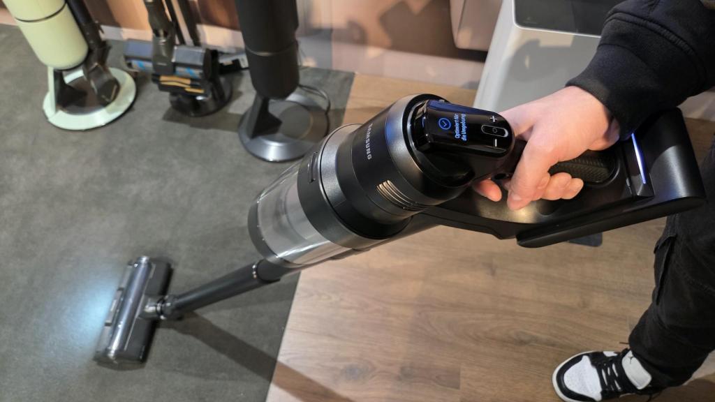 El aspirador Bespoke AI Jet Ultra y su pantalla.