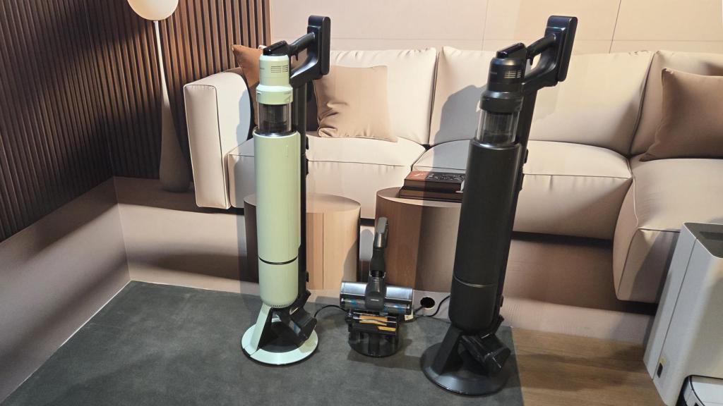 El aspirador Bespoke AI Jet Ultra de Samsung y su base.
