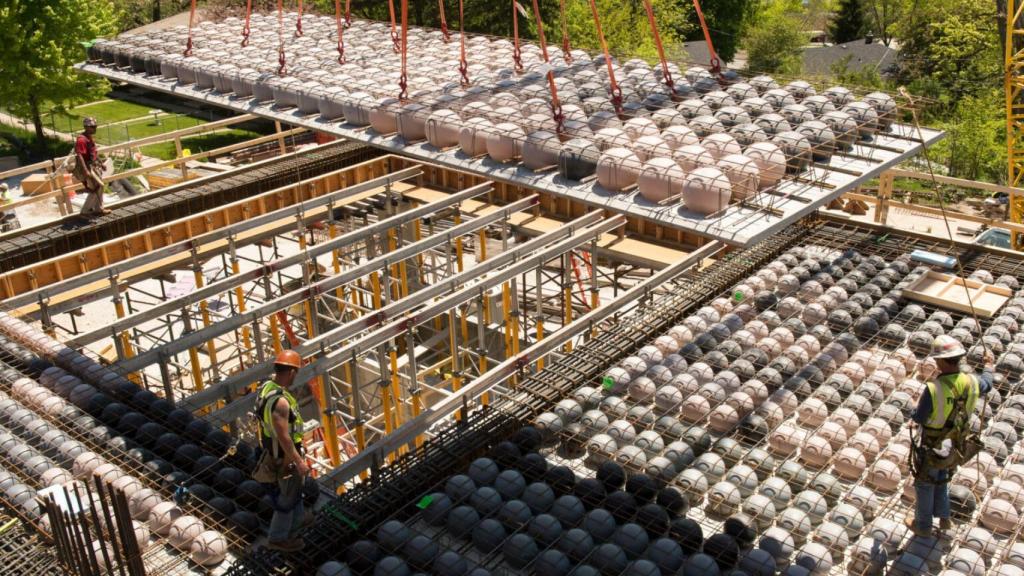 Las piezas de plástico en varias losas de hormigón