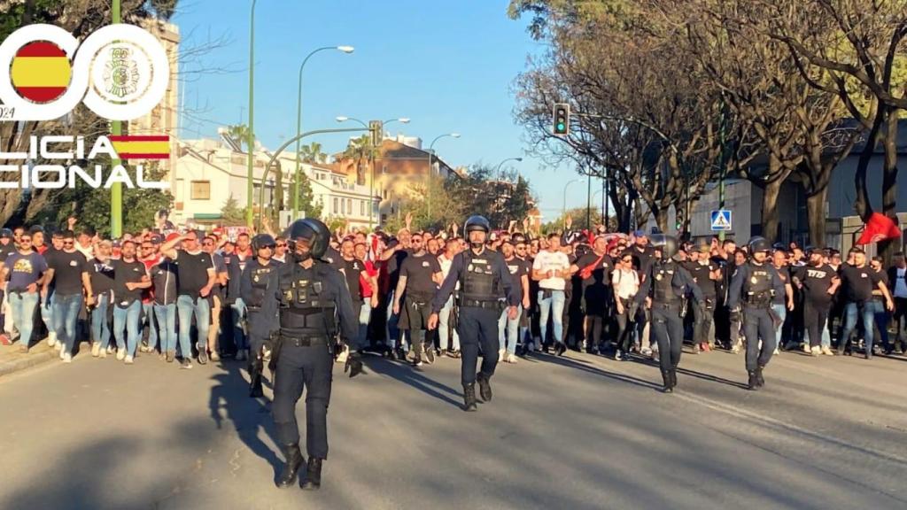 La Policía Nacional escolta a los aficionados del Sevilla de camino al Benito Villamarín.