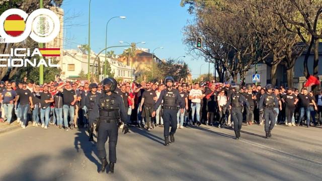 La Policía Nacional escolta a los aficionados del Sevilla de camino al Benito Villamarín.
