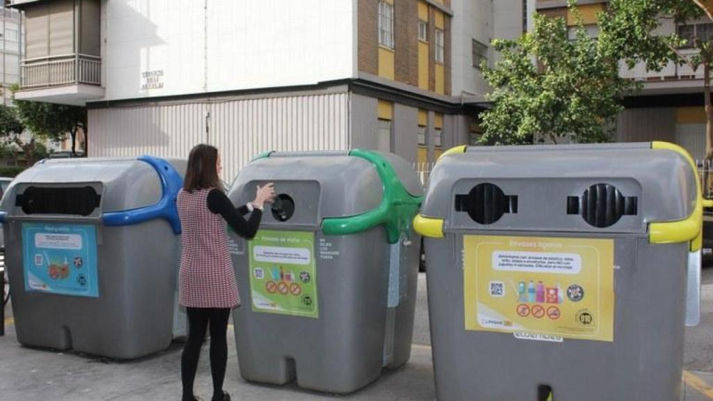 Imagen de archivo de contenedores de Lipasam de envases ligeros, de vidrio y de papel y cartón.