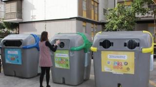 Imagen de archivo de contenedores de Lipasam de envases ligeros, de vidrio y de papel y cartón.
