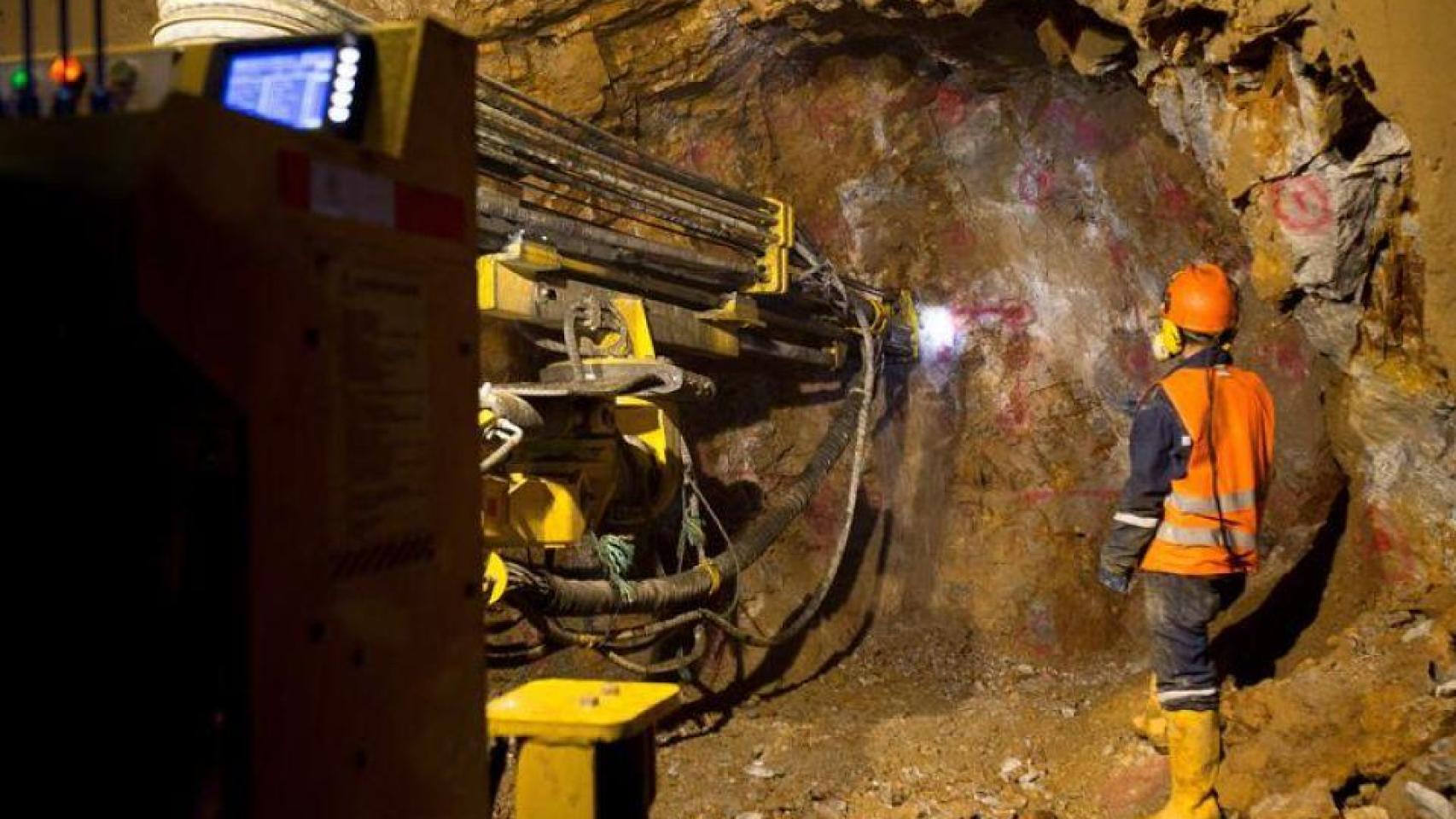 Imagen de archivo de un minero trabajando en el interior de una mina.