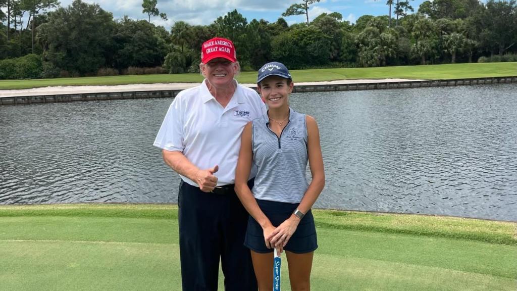 Kai Madison Trump, con su abuelo Donald Trump, en un campo de golf
