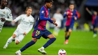 Lamine Yamal conduce el balón en el partido contra el Real Madrid en el Santiago Bernabéu.