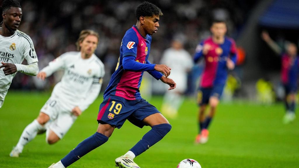 Lamine Yamal conduce el balón en el partido contra el Real Madrid en el Santiago Bernabéu.