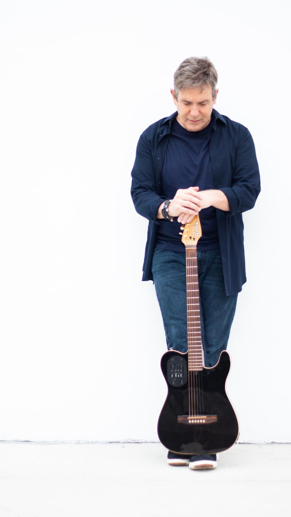 Carlos Mata y su guitarra