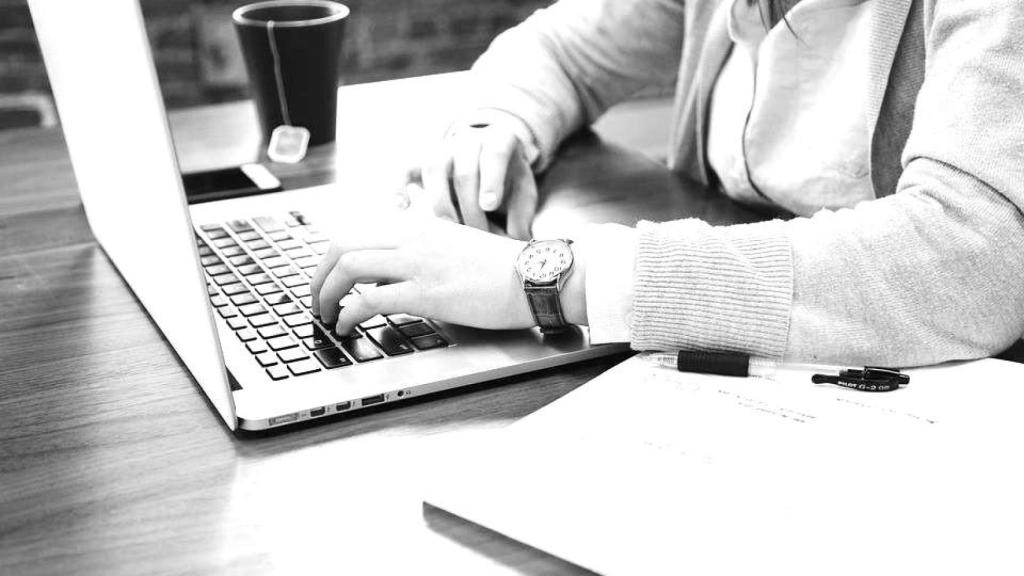 Trabajador con portátil